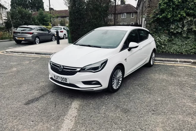 Vauxhall Astra Elite in white colour standing on the ground