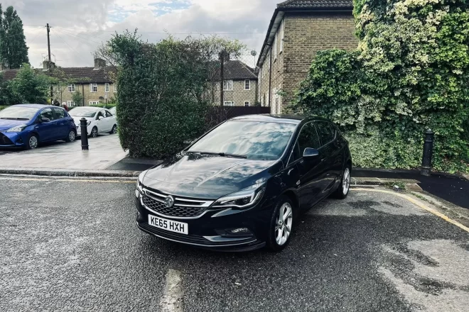 Vauxhall Astra SRI in black colour standing on the ground