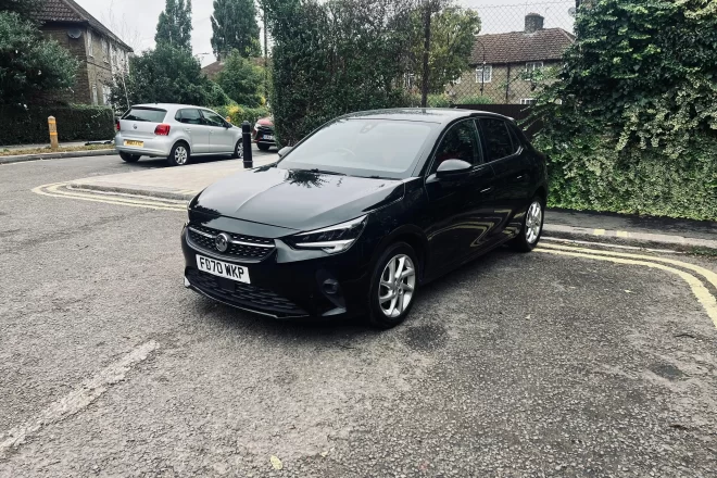 Corsa SRI 2020 in black standing on the ground