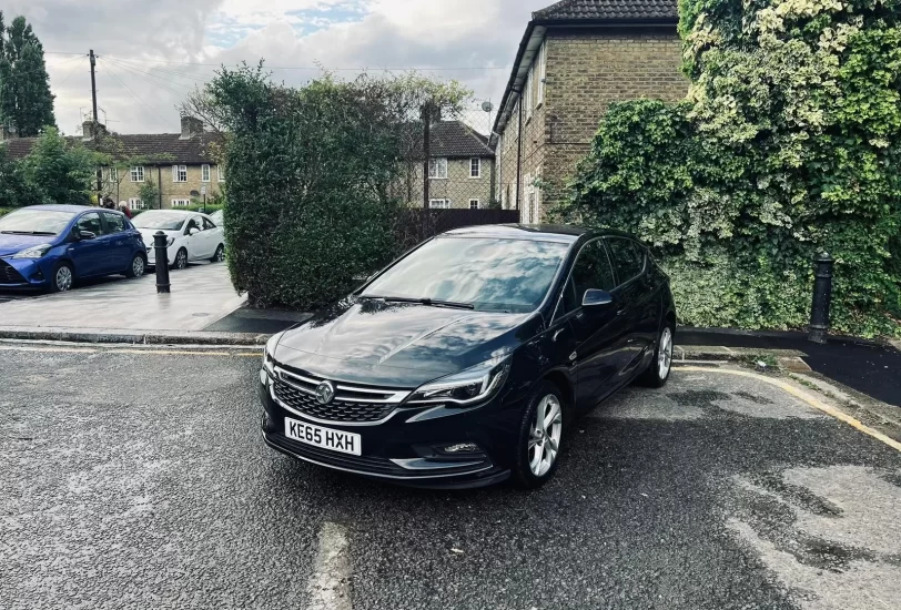 Vauxhall Astra SRI in black colour standing on the ground