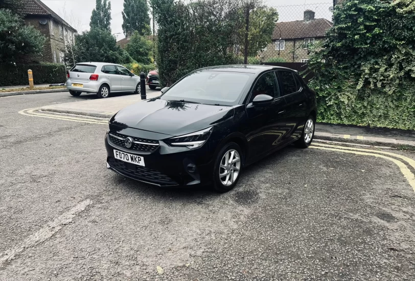 Corsa SRI 2020 in black standing on the ground